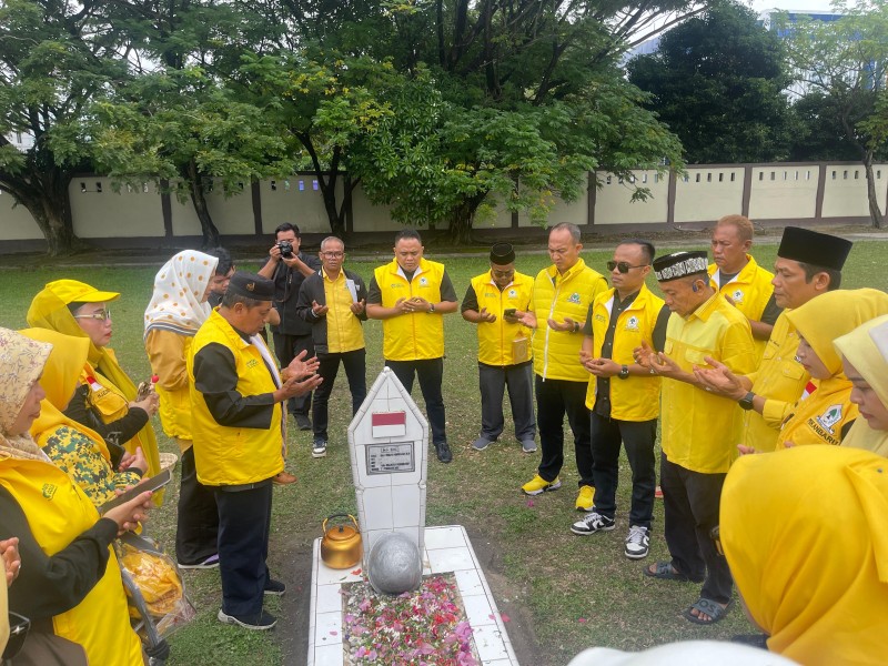 HUT ke-61, Golkar Pekanbaru Kenang Tokoh Senior Lewat Ziarah dan Pembagian Seribu Bibit